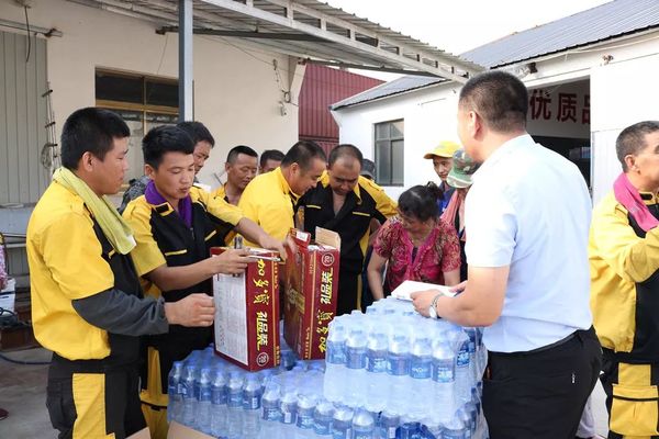 乾港集團(tuán)高層慰問一線員工 乾港集團(tuán)高層慰問一線員工